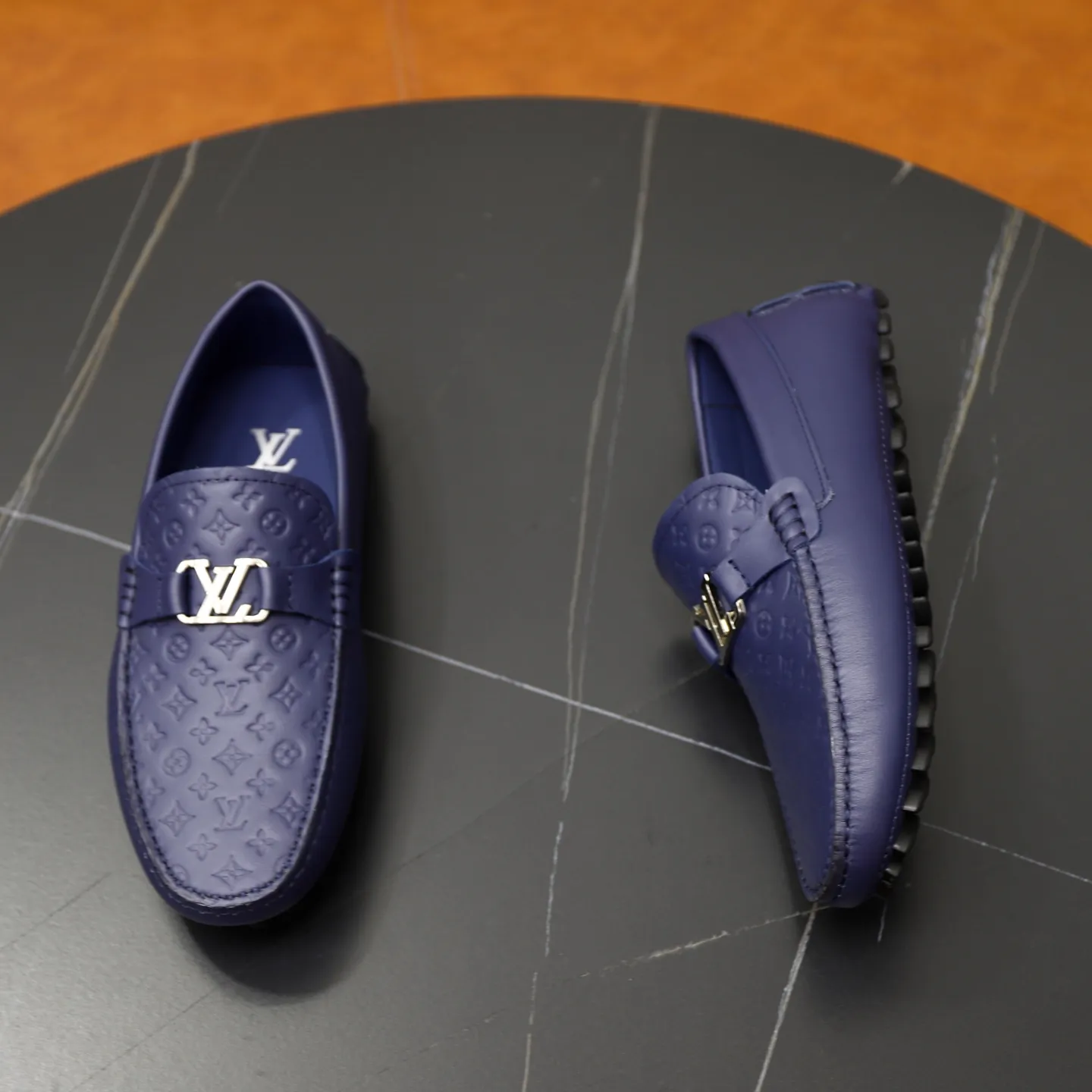 Ex-factory price: 480💰【LV】Louis Vuitton ⚠️High-end men’s driving and pedal series ⚠️38-44 (customized for 45) ⚠️All original cowhide leather! Thick and soft! Made entirely of calfskin lining! The latest non-slip beanie sole! Three-dimensional package technology! Fashionable and classic! Handicrafts! Original high quality! Feel free to compare!
